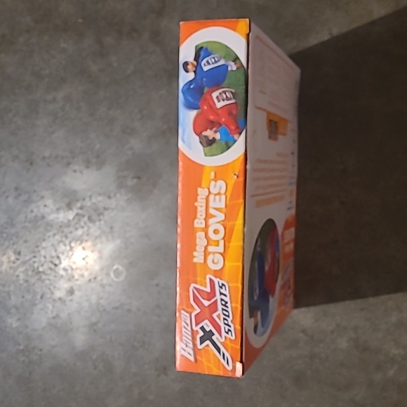 BANZAI MEGA INFLATABLE BOXING GLOVES - Picture 10 of 11